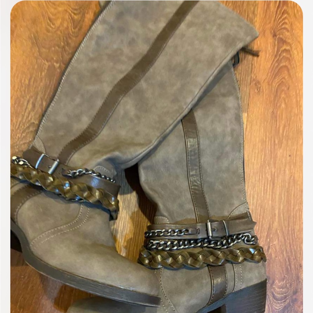NWT BKE Sole Suede Ankle Jewerly Back Zip-Up Size 7M